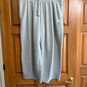 Nike Women’s Light Grey Fleece Sweat Pants. Never Worn.